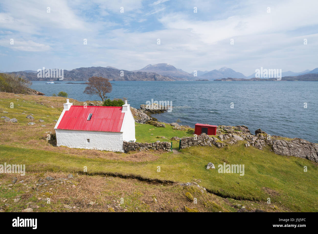 Red Roof cottage blanc sur la côte nord - route 500 Loch Shieldaig, près de l'Ardheslaig, Torrison, Highland, Scotland Banque D'Images