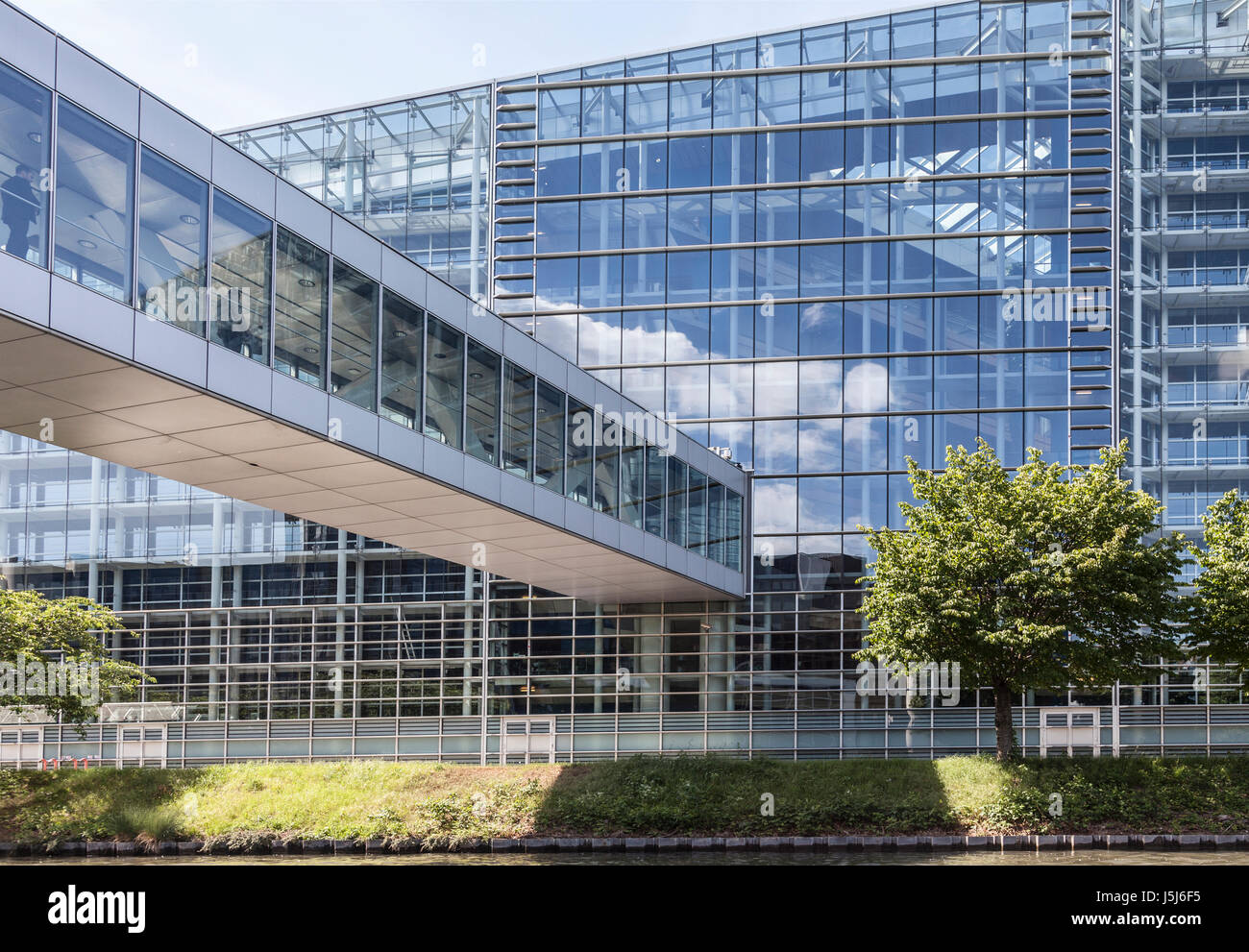 Pont vers le bâtiment Louise Weiss - Parlement européen - Strasbourg, Alsace, France. Banque D'Images