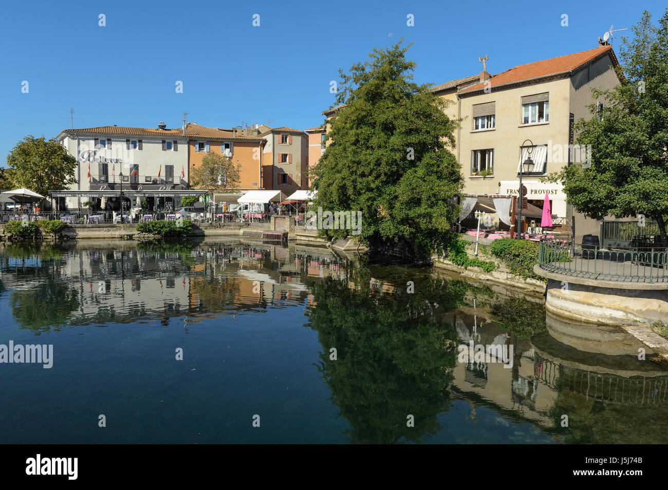 Maisons au bord de la rivière, des restaurants et bars, L'Isle-sur-la-Sorgue, France Banque D'Images