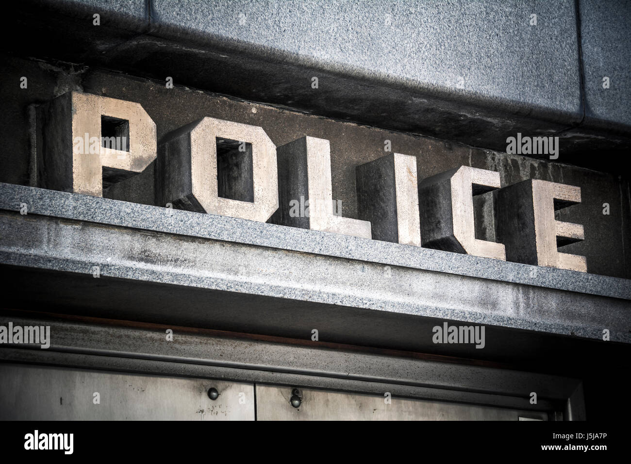 Bold et stylisé signe au-dessus de la porte au poste de police dans City of London Banque D'Images