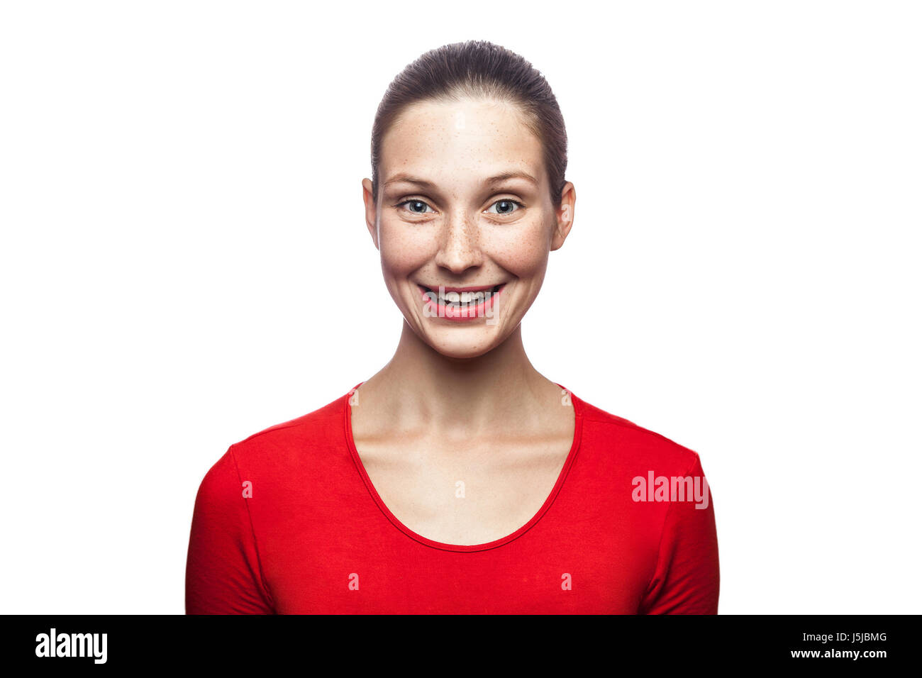 Portrait of happy smiley femme en t-shirt avec des taches de rousseur. à la caméra avec le sourire à pleines dents, studio shot. isolé sur fond blanc. Banque D'Images