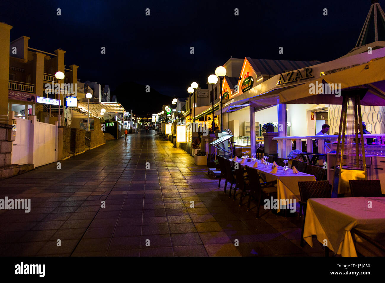 Rue piétonne avec restaurants la nuit à Fanabe, Costa Adeje, Tenerife, Espagne Banque D'Images