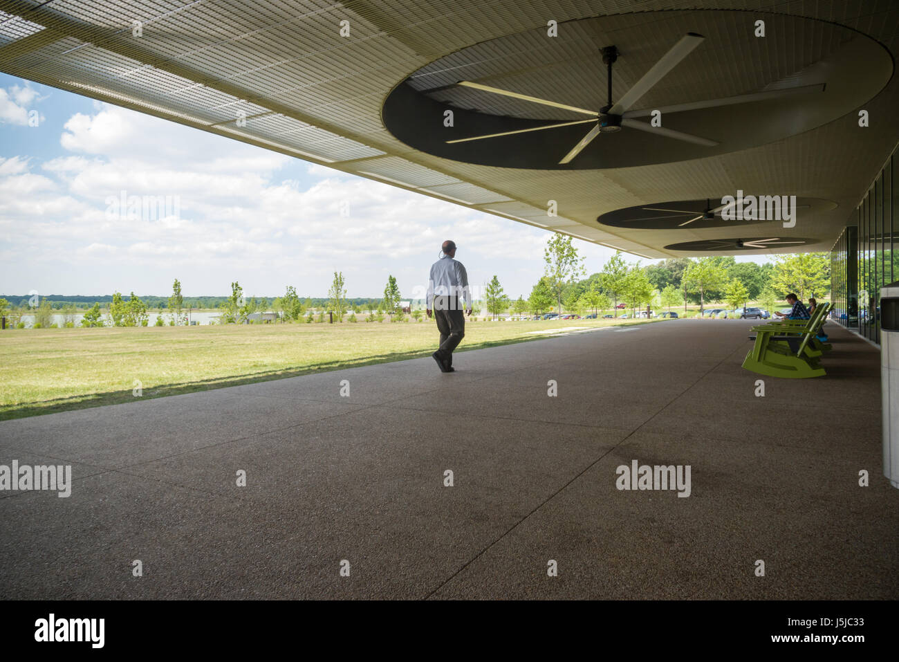 Homme marchant sur le porche au centre d'accueil dans les fermes de Shelby Park près de Memphis Tennessee Banque D'Images