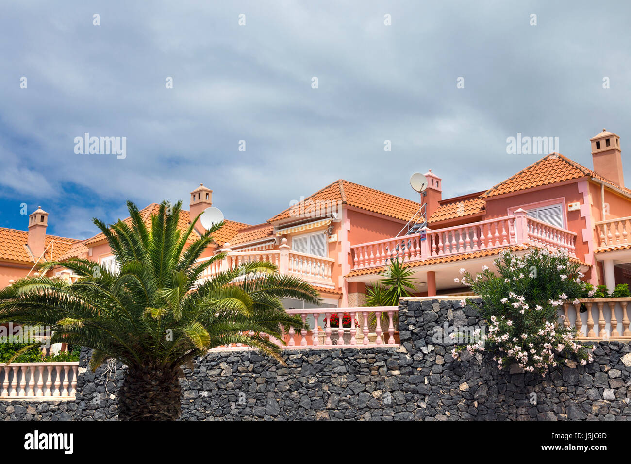 Appartements de vacances colorées à Costa Adeje, Tenerife, Espagne Banque D'Images
