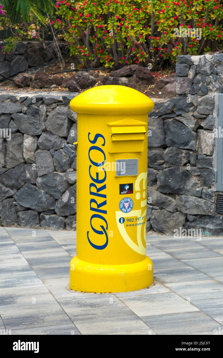 Une boite aux lettres jaune à Tenerife, Espagne Banque D'Images