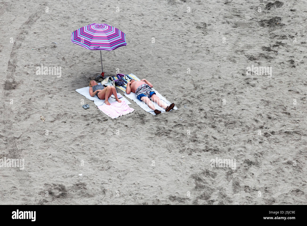 Les gens en train de bronzer sur une plage volcanique de Tenerife, Espagne Banque D'Images