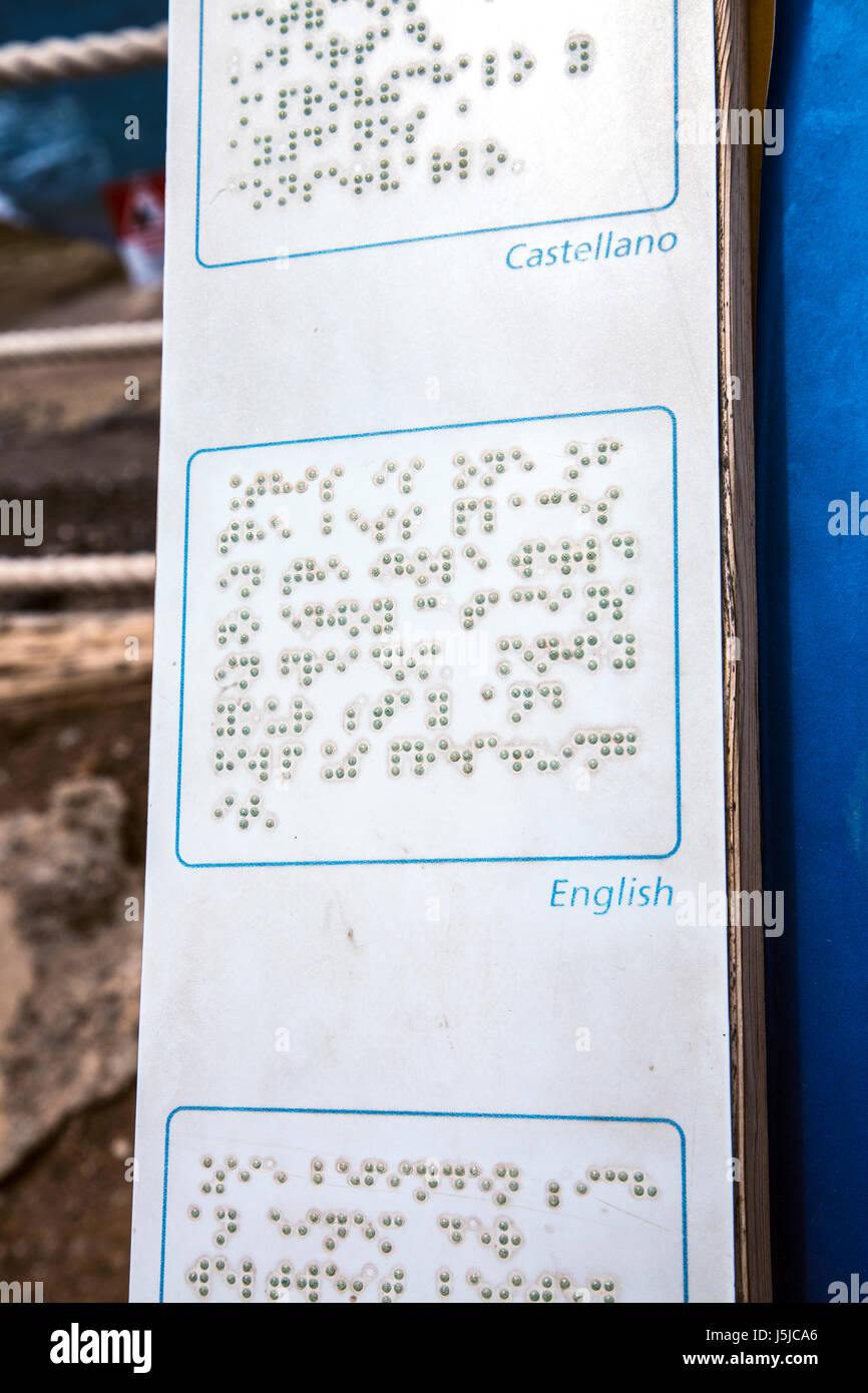 Descriptions braille pour les personnes aveugles dans différentes langues à un endroit touristique dans la région de Tenerife, Espagne Banque D'Images