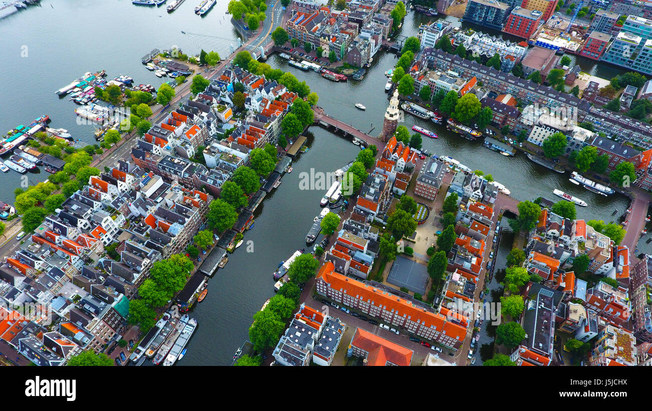 Photographie aérienne de la tour Montelbaanstoren et les canaux d'Amsterdam, Pays-Bas Banque D'Images