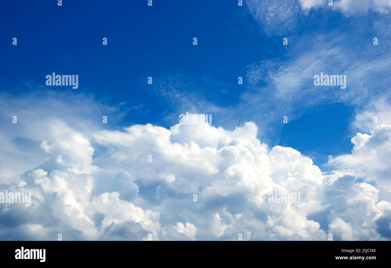 Ciel bleu nuages blancs Abstract nature background Banque D'Images