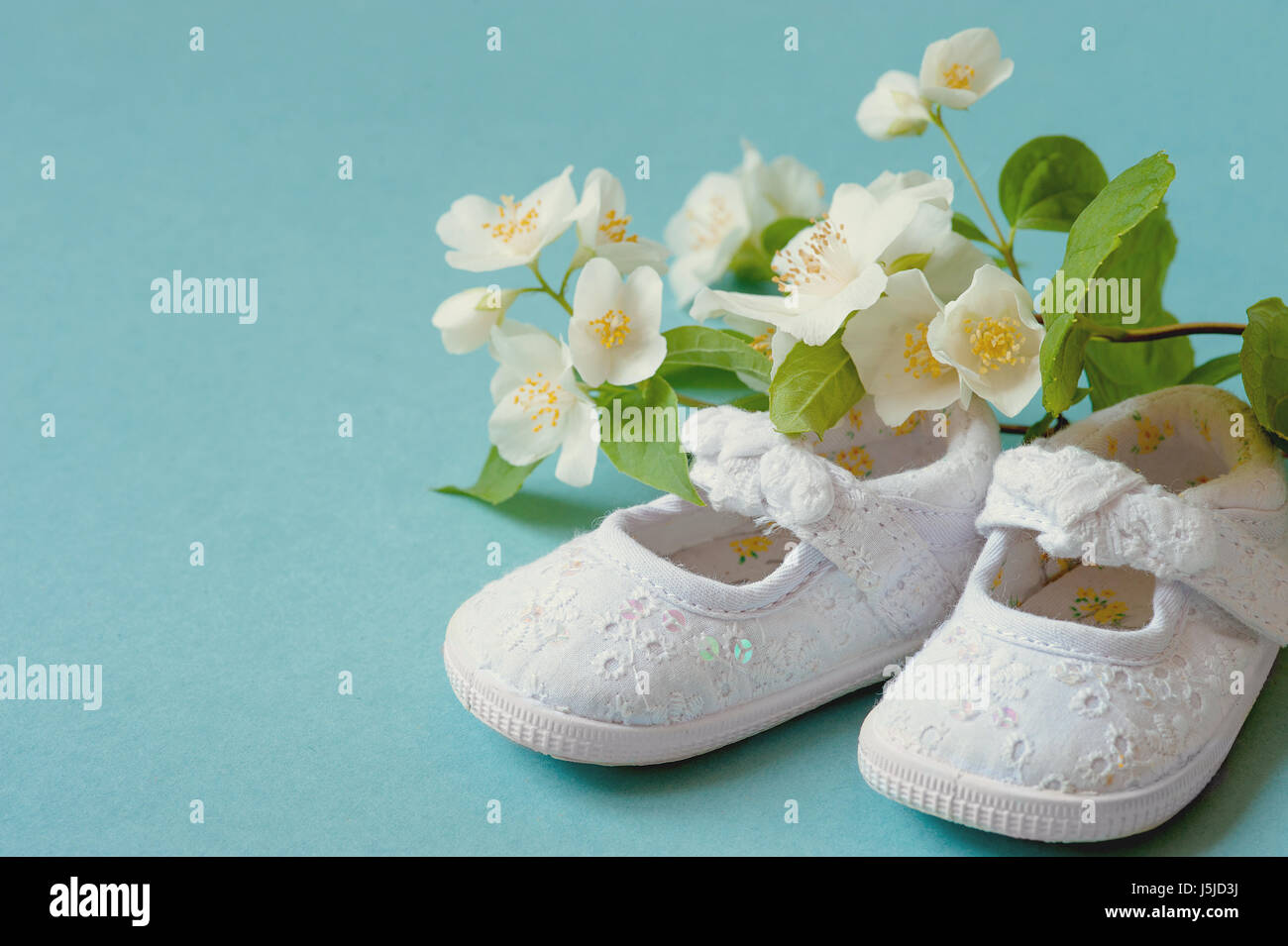Mignon, cuir vintage Blanc Chaussures bébé Bébé avec fleurs de printemps  sur fond Cyan et salle ou l'espace pour copier, texte, vos mots. Concept  d'un nouveau-né, baptême Photo Stock - Alamy