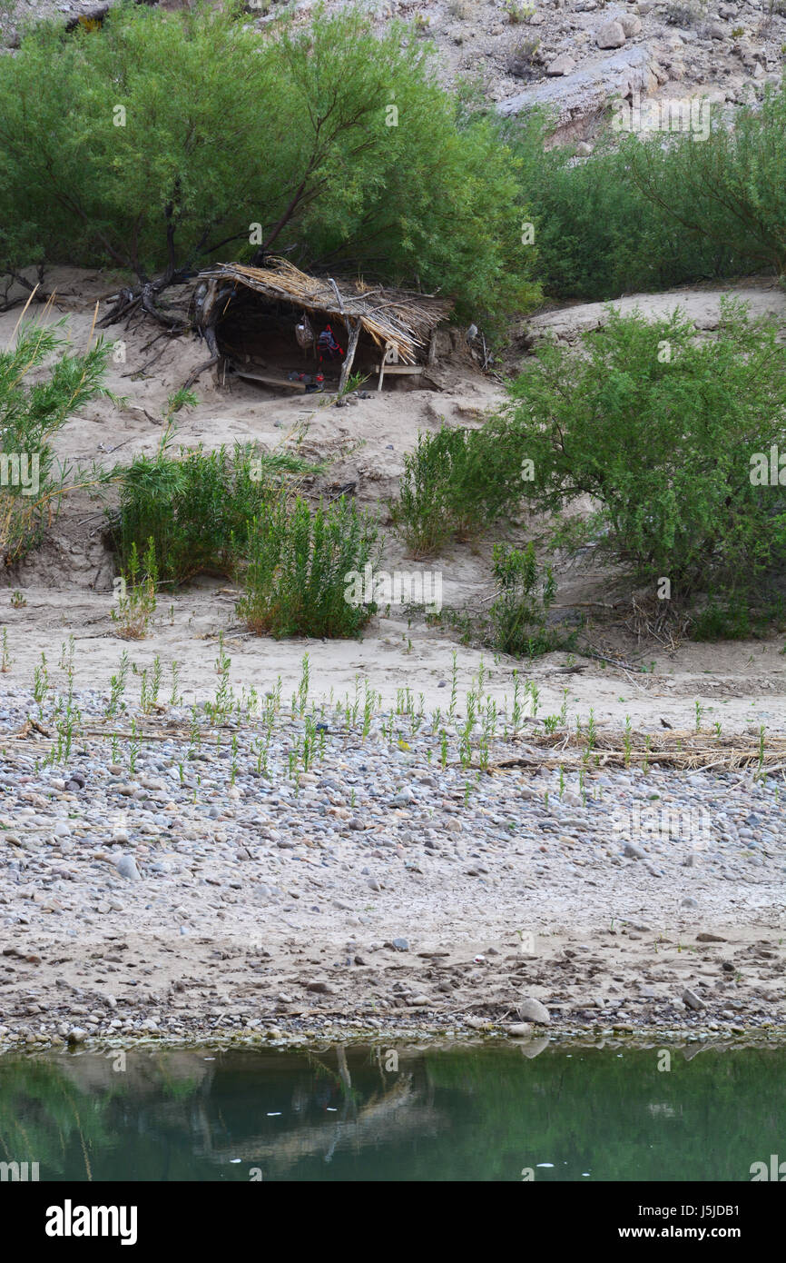 Un abri fait environ se trouve en face le Rio Grande au Mexique à Boquillas Canyon. Les mexicains vont traverser la rivière à vendre illégalement des souvenirs. Banque D'Images