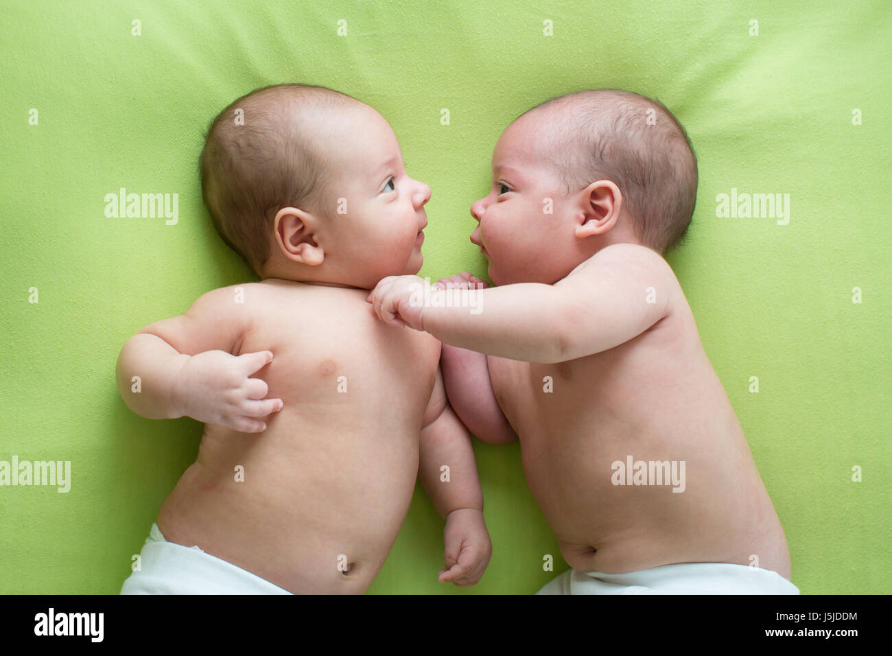Deux Freres Jumeaux Bebes Garcons Photo Stock Alamy
