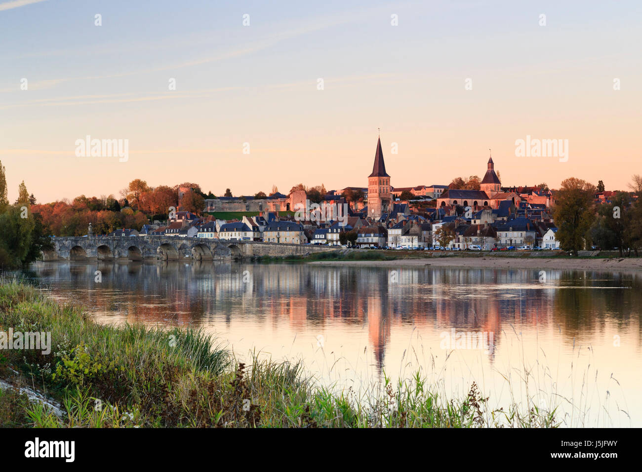 France, Nievre, La Charité sur Loire, et de la Loire automne Banque D'Images