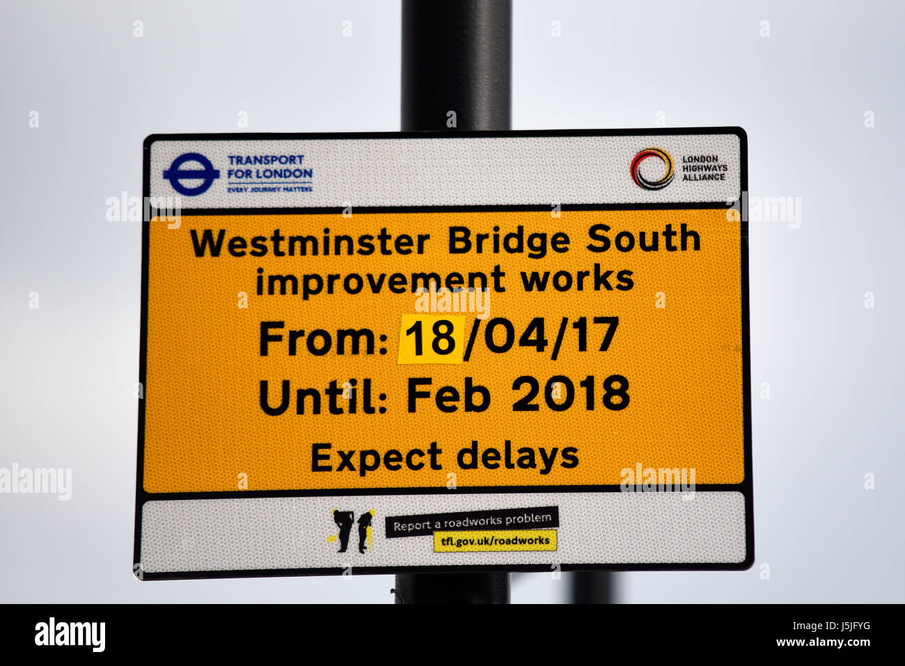 Transport pour Londres signalisation routière avertissant des retards dus à des travaux d'amélioration sur Westminster Bridge South près du Palais de Westminster Banque D'Images