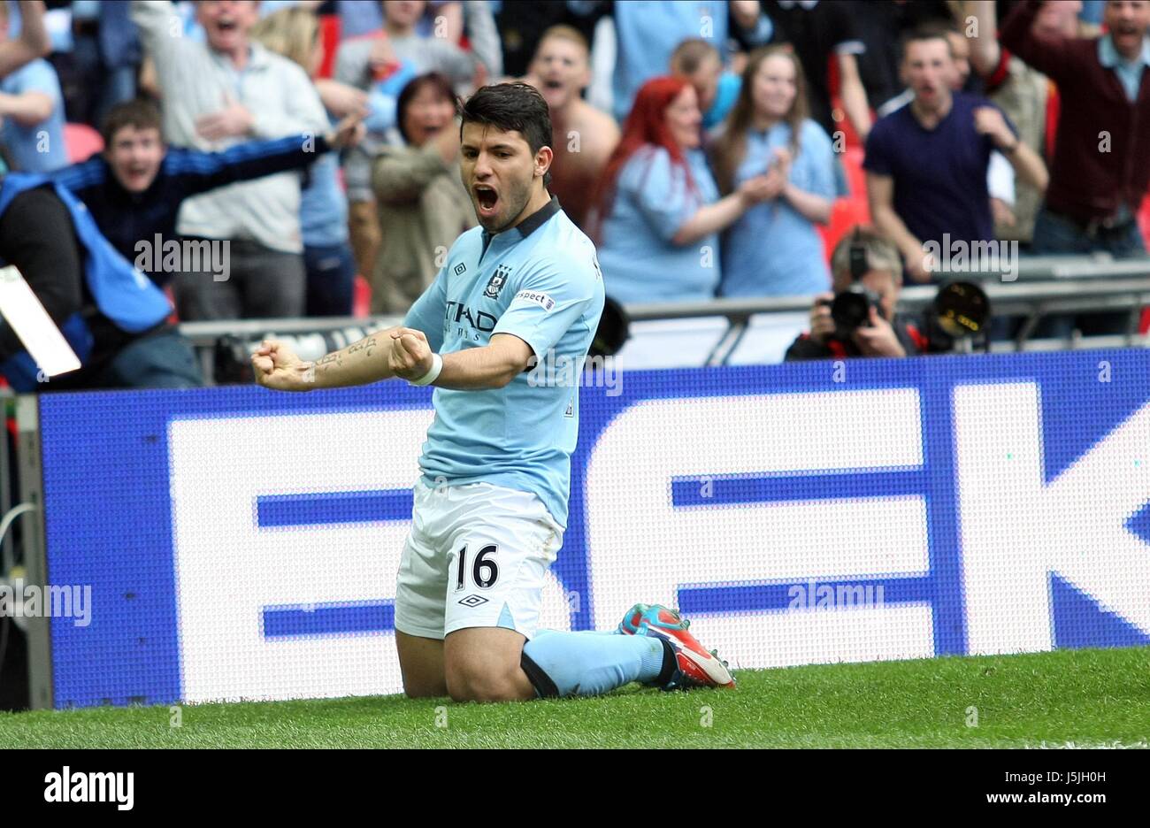 Les scores SERGIO AGUERO CHELSEA V MANCHESTER CITY STADE DE WEMBLEY LONDON ENGLAND UK 14 avril 2013 Banque D'Images