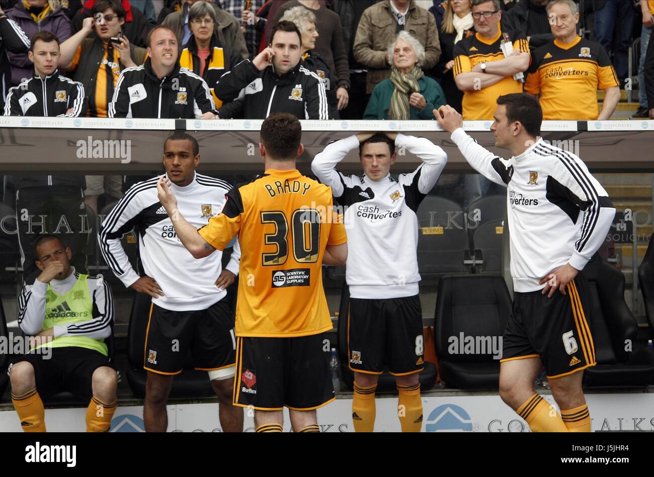 Les joueurs de HULL ATTENDRE LE WATF HULL CITY V CARDIFF CITY Stade KC HULL ANGLETERRE 04 Mai 2013 Banque D'Images