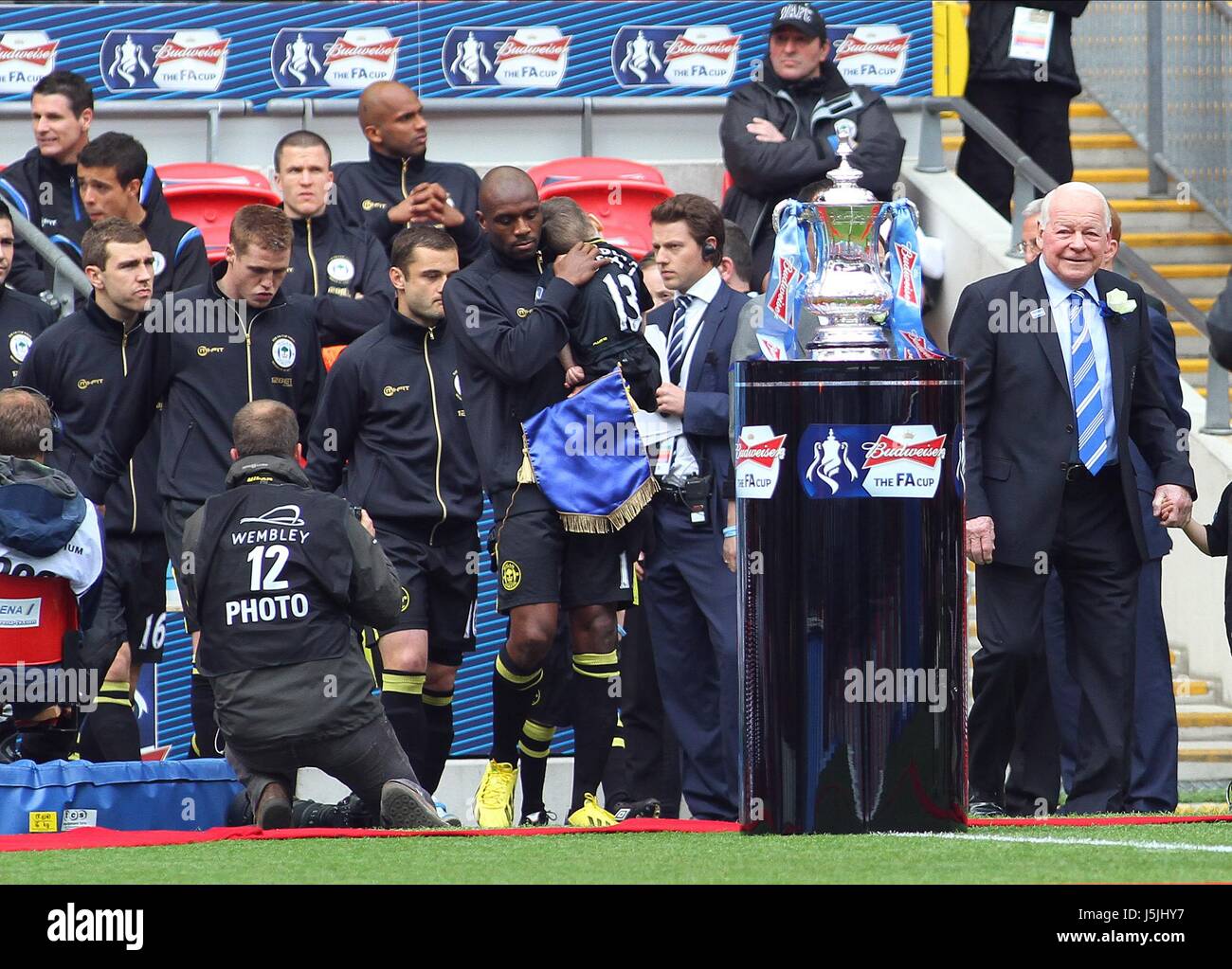 DAVE WHELAN MÈNE WIGAN MANCHESTER CITY V WIGAN ATHLÈTE AU STADE DE WEMBLEY LONDON ENGLAND UK 11 Mai 2013 Banque D'Images