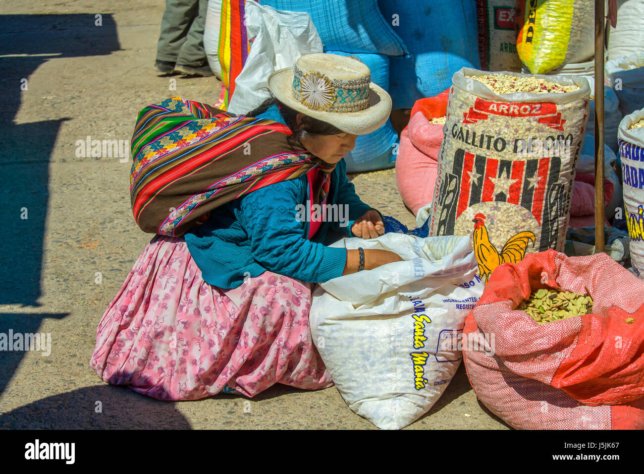 Les femmes en costume traditionnel de l'alimentation à l'essai sur le marché dans les andes au Pérou. Pisac est bien connu pour son marché qui attire des touris Banque D'Images