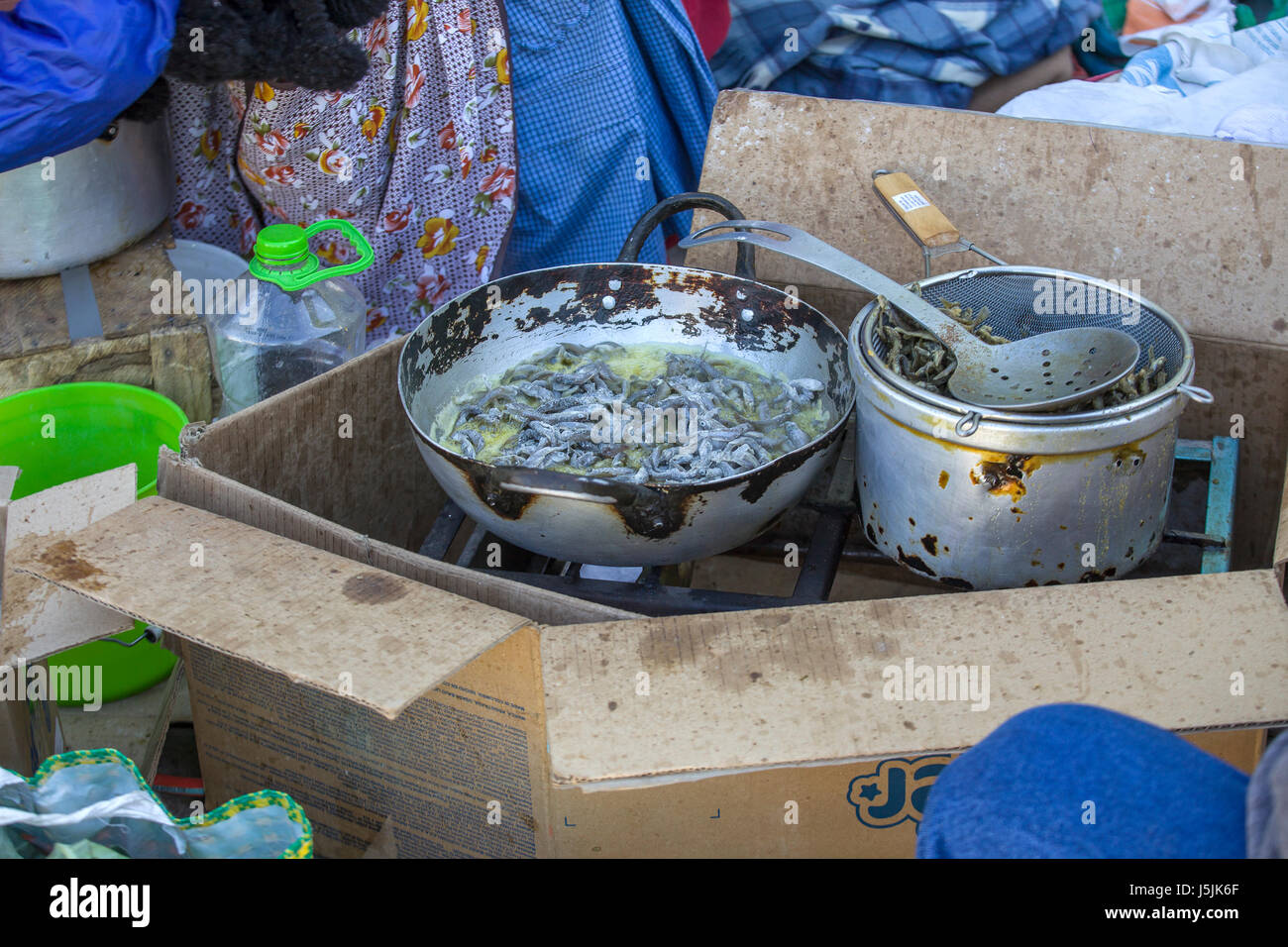 La friture de sardines sur le marché de Pisac, Pérou Banque D'Images
