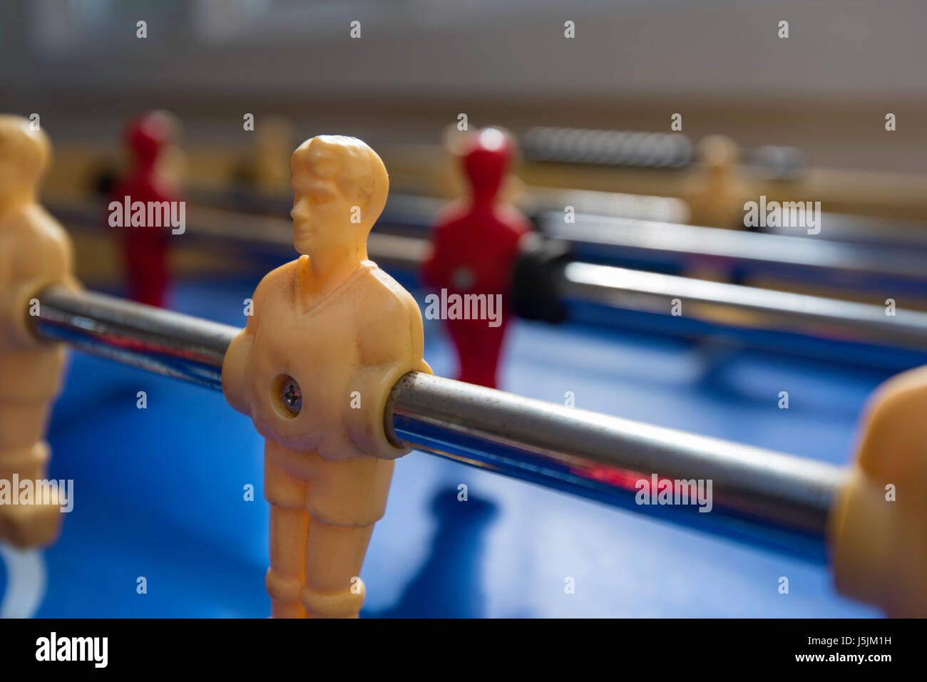 Un vieux fussball, baby foot ou baby-foot jeu qui a peint en blanc et rouge les joueurs Banque D'Images