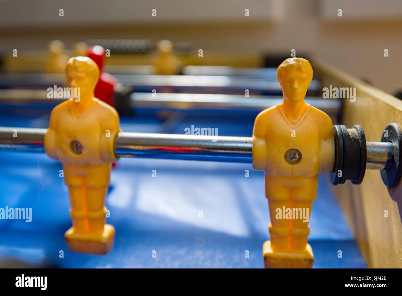 Un vieux fussball, baby foot ou baby-foot jeu qui a peint en blanc et rouge les joueurs Banque D'Images