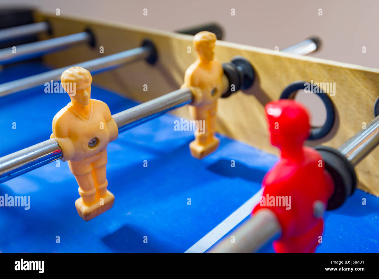 Un vieux fussball, baby foot ou baby-foot jeu qui a peint en blanc et rouge les joueurs Banque D'Images