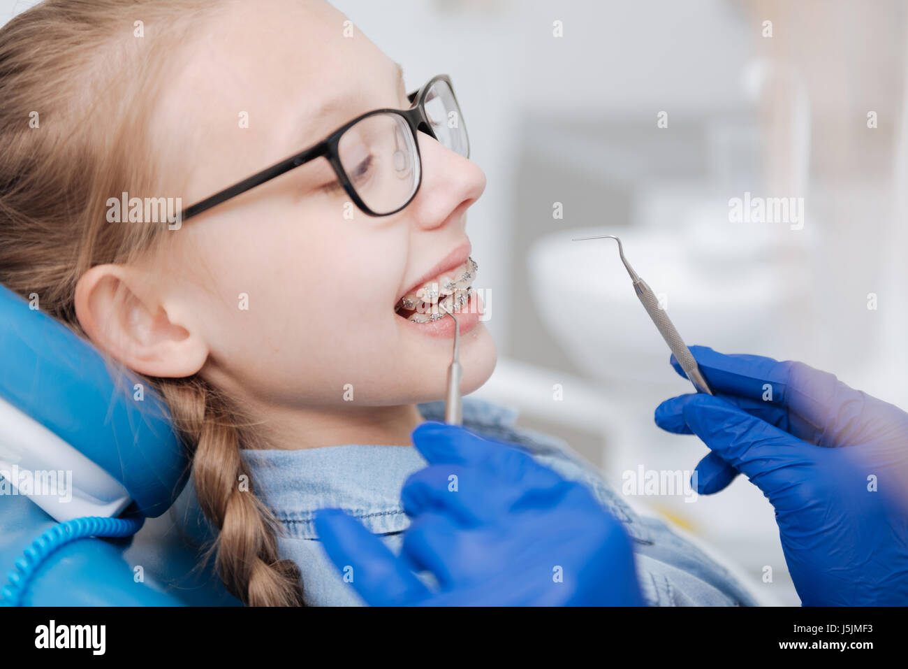 Jeune dentiste compétent patients fixation accolades Banque D'Images