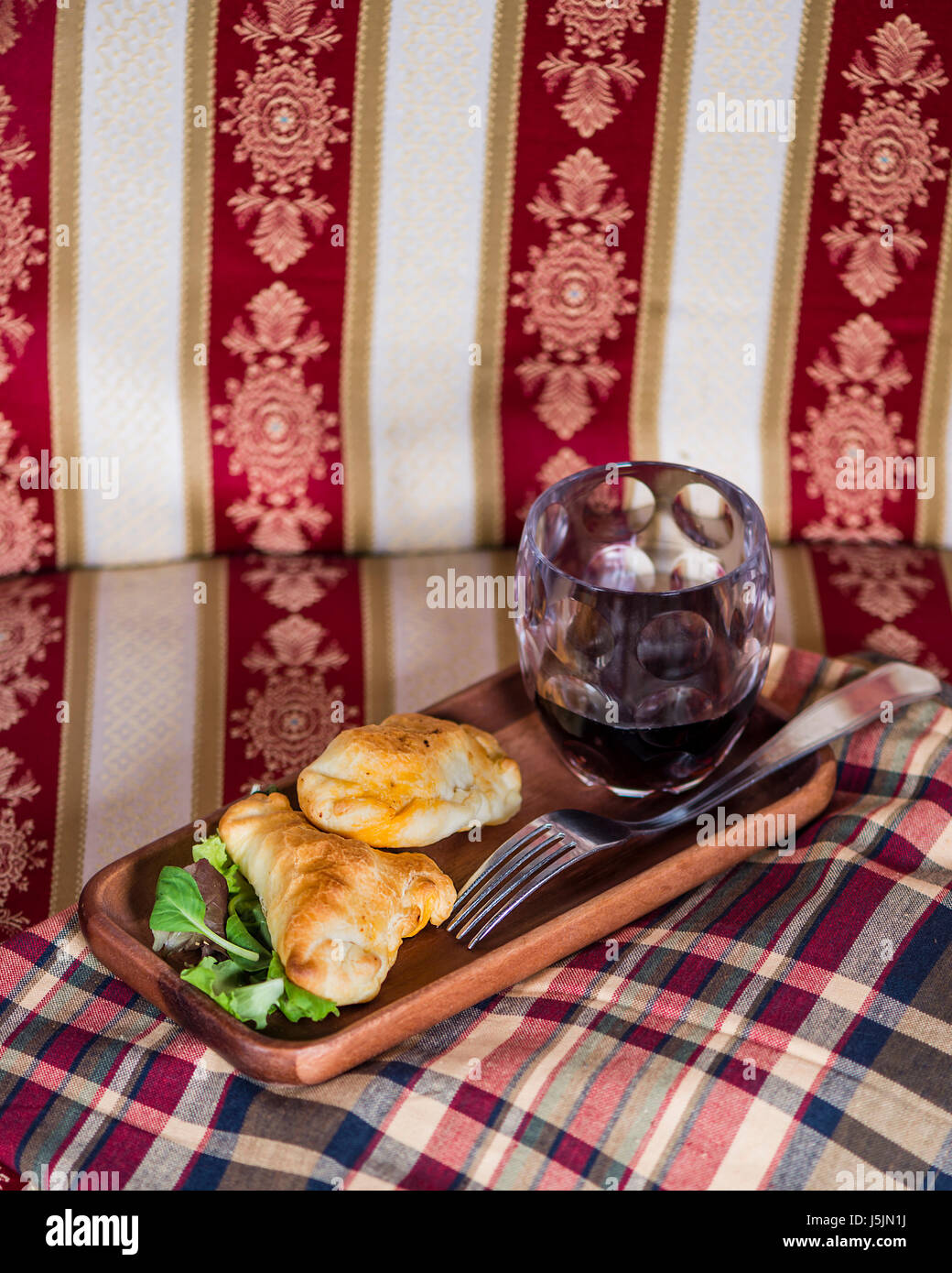 Un style à partir de la Patagonie : Deux empanadas et un verre de vin dans une retraite chic dans le sud du monde. Banque D'Images