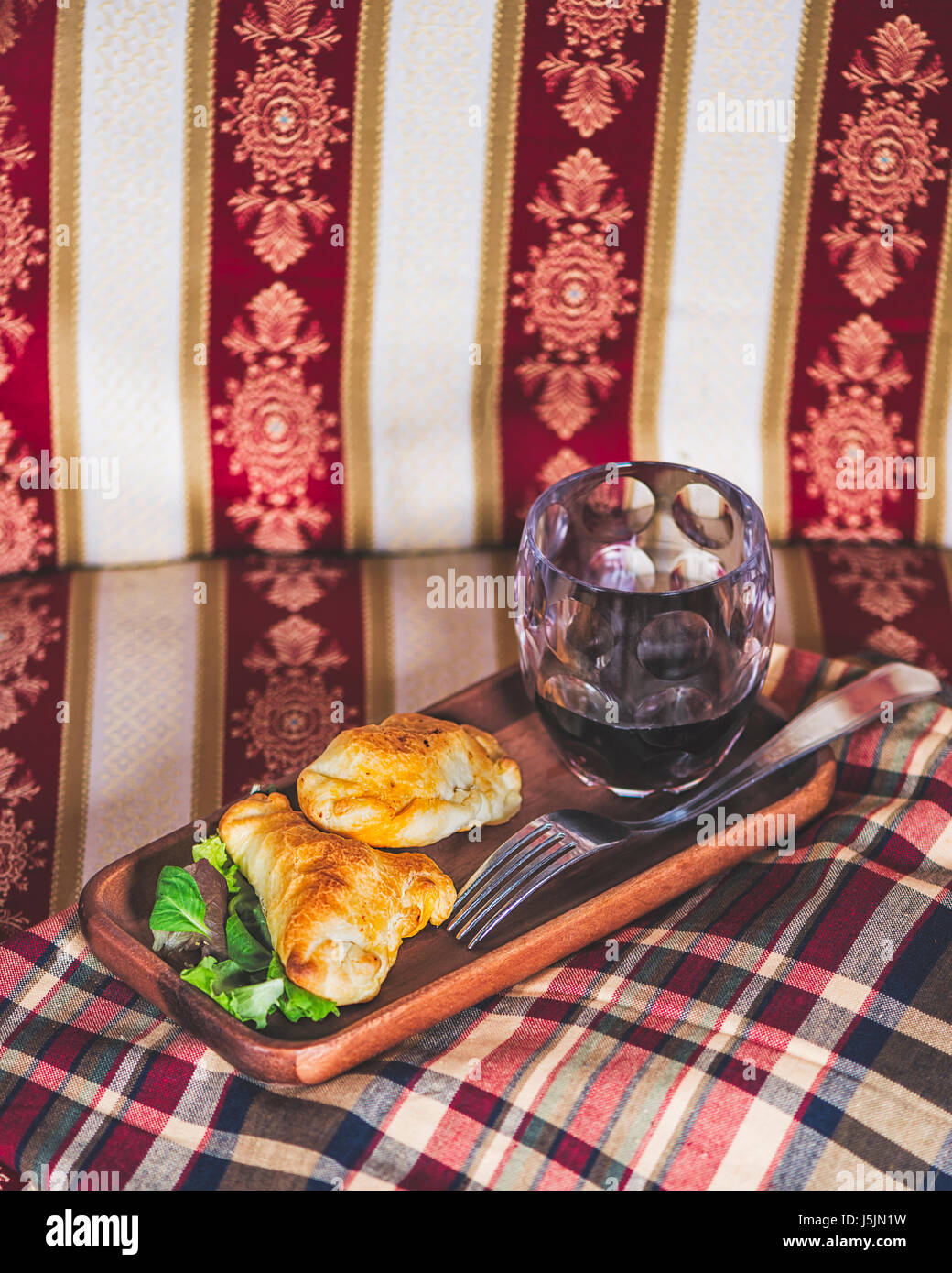 Un style à partir de la Patagonie : Deux empanadas et un verre de vin dans une retraite chic dans le sud du monde. Banque D'Images