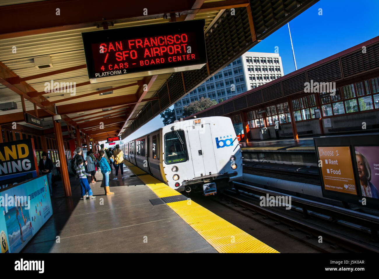 San Francisco BART train En arrivant à Walnut Creek. 'Bay Area Rapid Transit' système de train San Francisco & entretien de l'aéroport de SF Bay Area California USA Banque D'Images