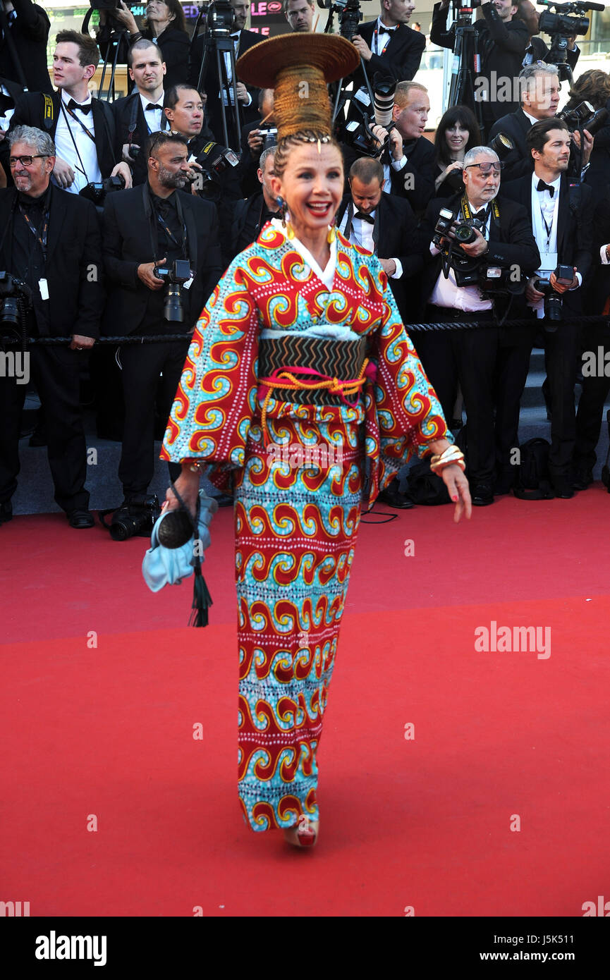 70e Festival du Film de Cannes 2017, Red Carpet 'Ismael's Ghosts (Les fantômes d'Ismael)' & Tapis Rouge du Gala d'ouverture présenté : Victoria Abril Banque D'Images