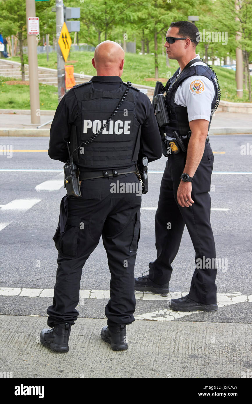 United States secret service agent en uniforme, bloquant les routes autour de la préparation de l'arrivée du convoi whitehouse Washington DC USA Banque D'Images