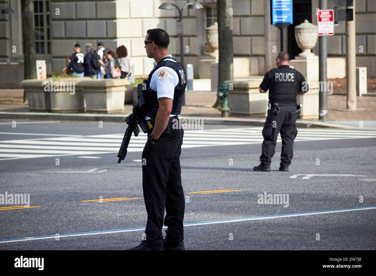 United States Secret Service agents en uniforme, bloquant les routes autour de la préparation de l'arrivée du convoi whitehouse Washington DC USA Banque D'Images