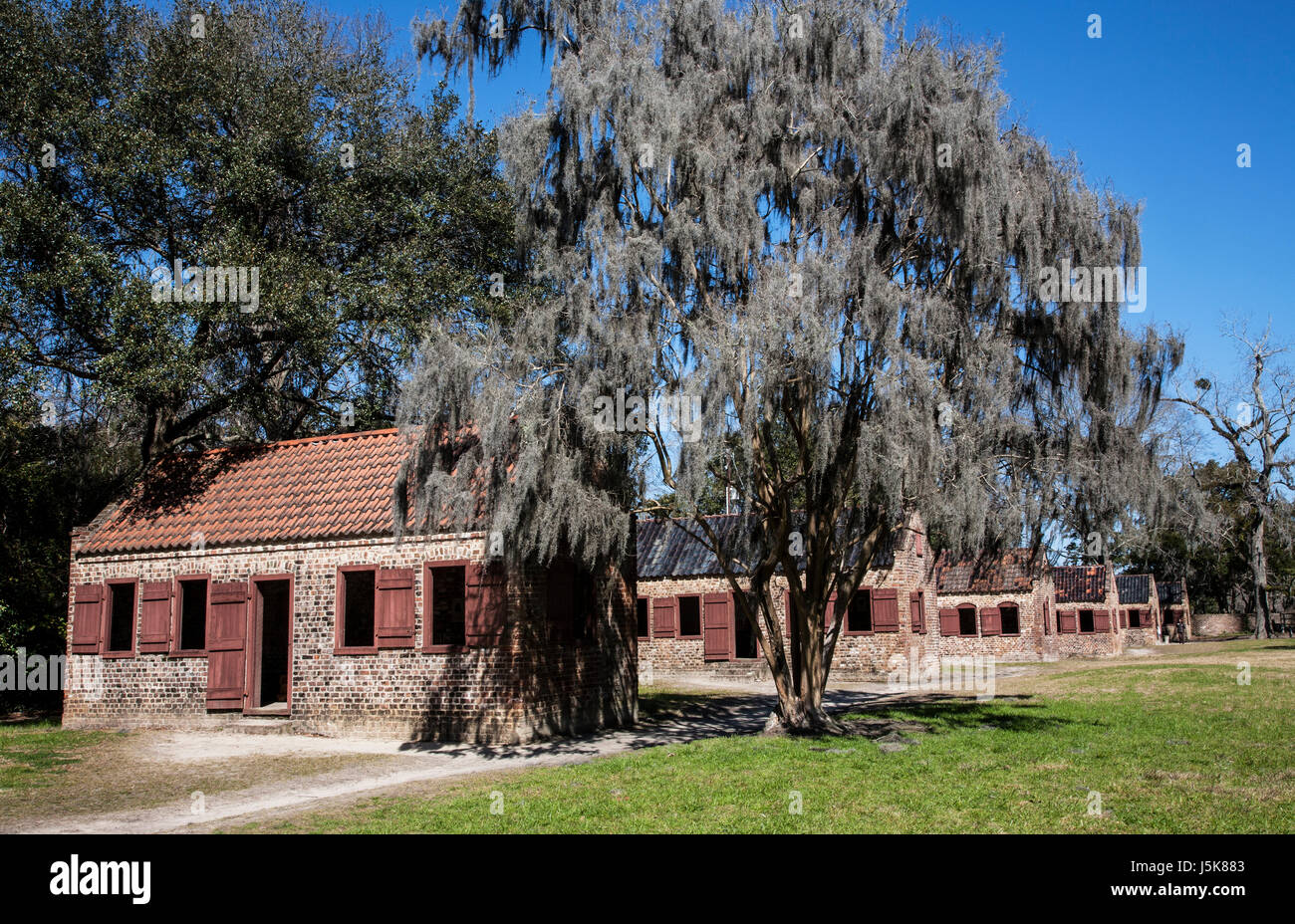 Rangée de cabanes d'esclaves africains historiques en brique rouge à Boone Hall Plantation, Mt. Pleasant, Caroline du Sud, États-Unis, l'esclavage du comté de Charleston abrite des bâtiments Banque D'Images