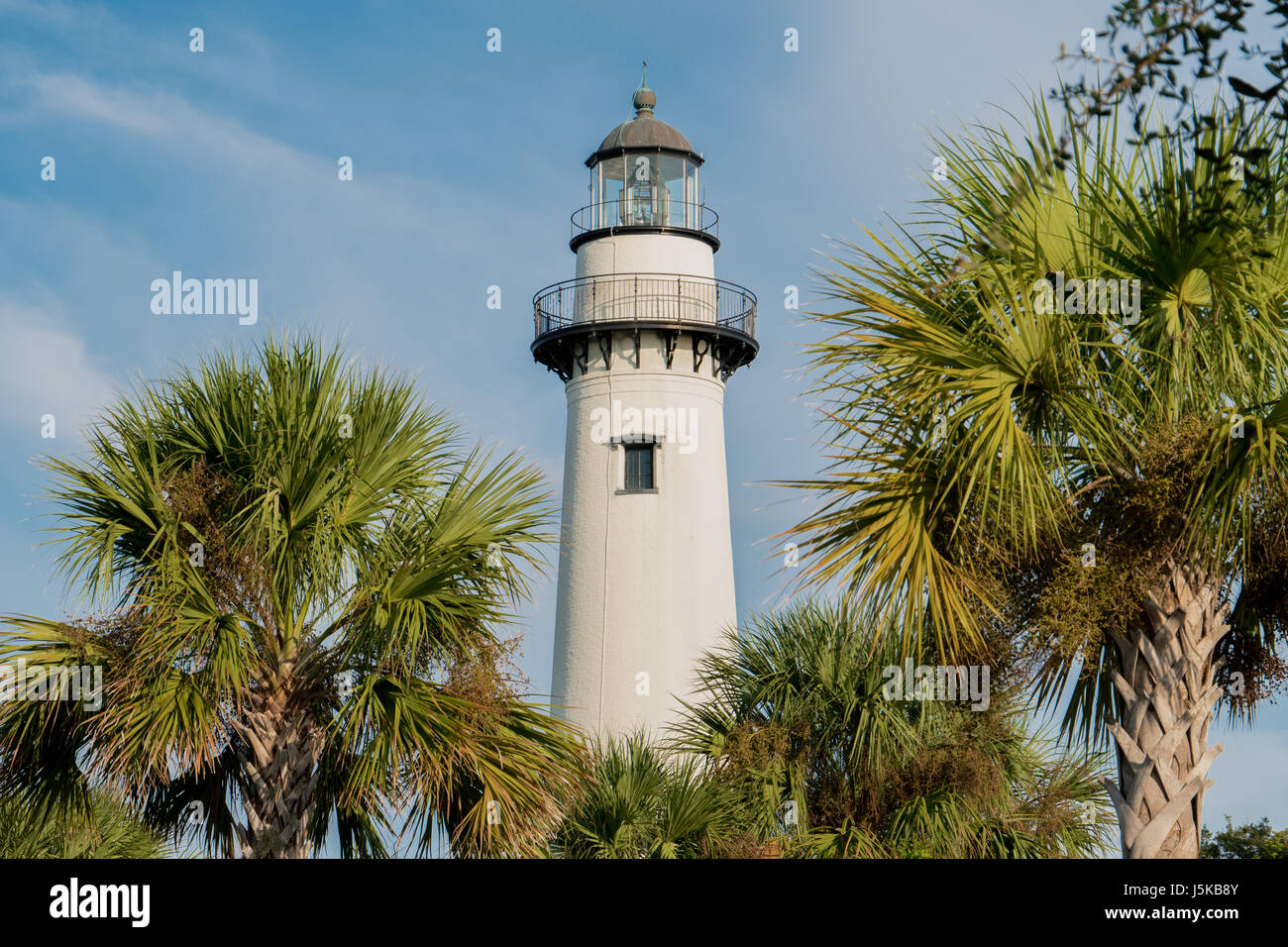 St Simons Island Lighthouse baigné de lumière dorée de fin d'après-midi, St Simons Island, Géorgie Banque D'Images St Simons Island Lighthouse baigné de lumière dorée de fin d'après-midi, St Simons Island, Géorgie Banque D'Images