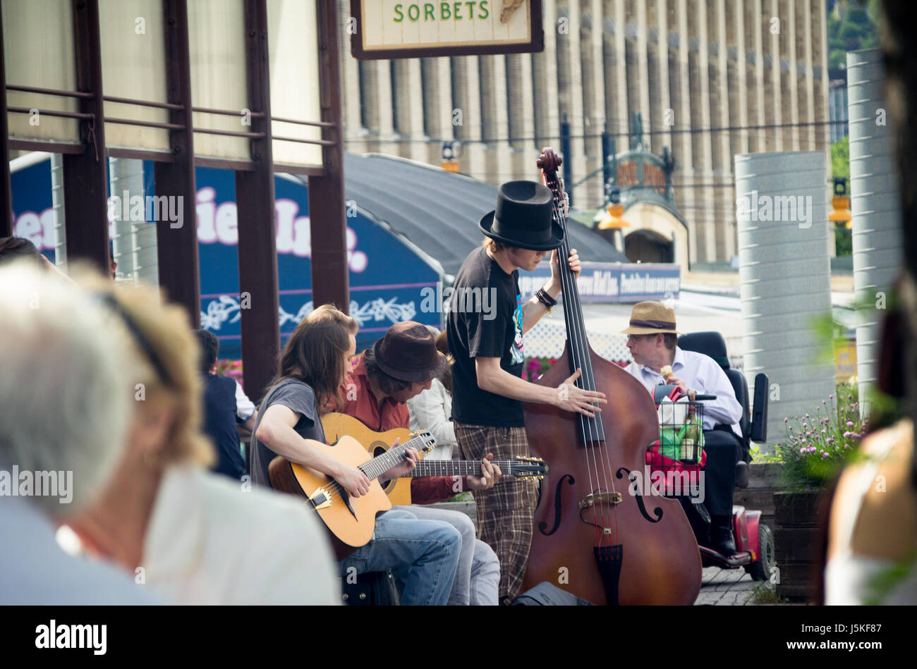 Des musiciens de rue jouer pour les gens au marché Atwater. Banque D'Images