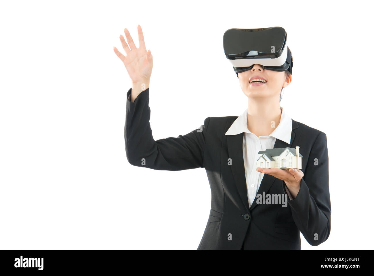 Beau portrait d'organiser de l'information sur copyspace air avec holding maison de mini modèle et le port de visualisation appareil VR o construction bâtiment complet Banque D'Images