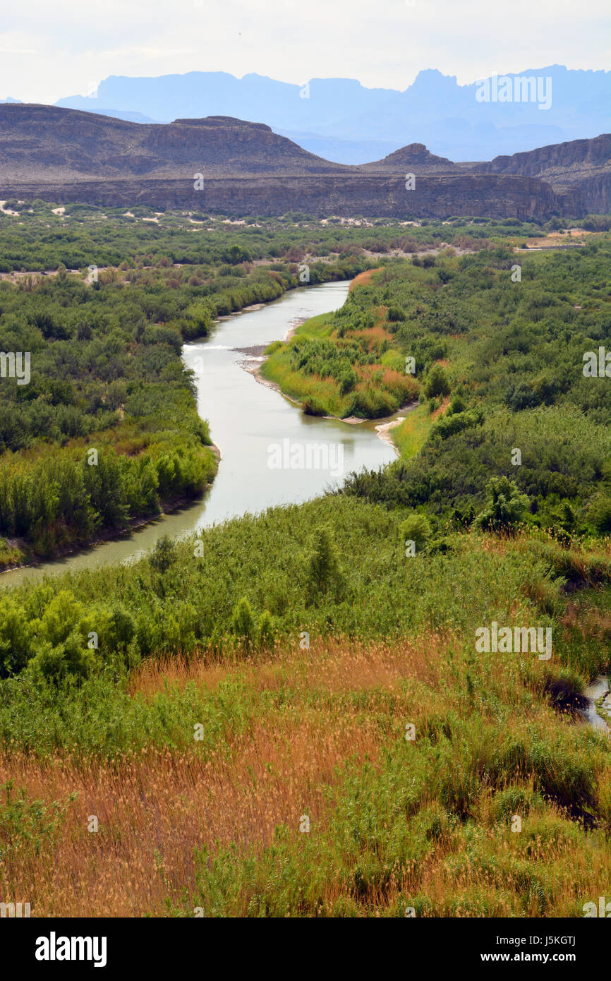 La Sierra del Carmen montagnes au loin s'élever au-dessus de la rivière Rio Grande et est la frontière avec les États-Unis et le Mexique à Big Bend National Park Banque D'Images