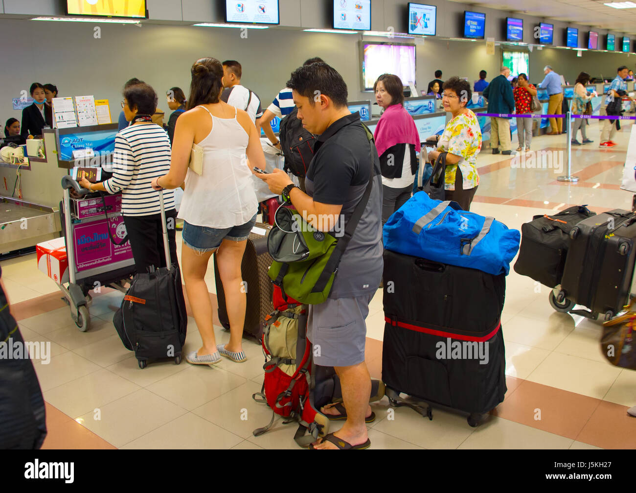 CHIANG MAI, THAÏLANDE - 12 jan 2017 : Les gens en attente dans la file d'attente au comptoir dans l'aéroport. L'Aéroport International de Chiang Mai est un air international Banque D'Images