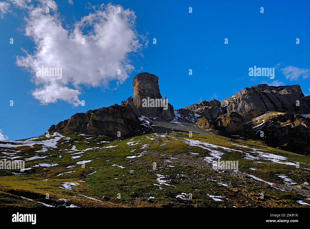 Montagne alpes montagnes klausenpass blauer himmel weisse wolken glaris schweiz Banque D'Images