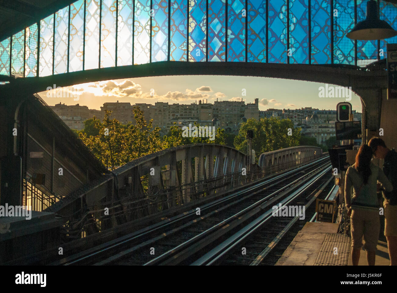 Ancien Tramway métro station in Paris coucher de soleil soir rails Banque D'Images