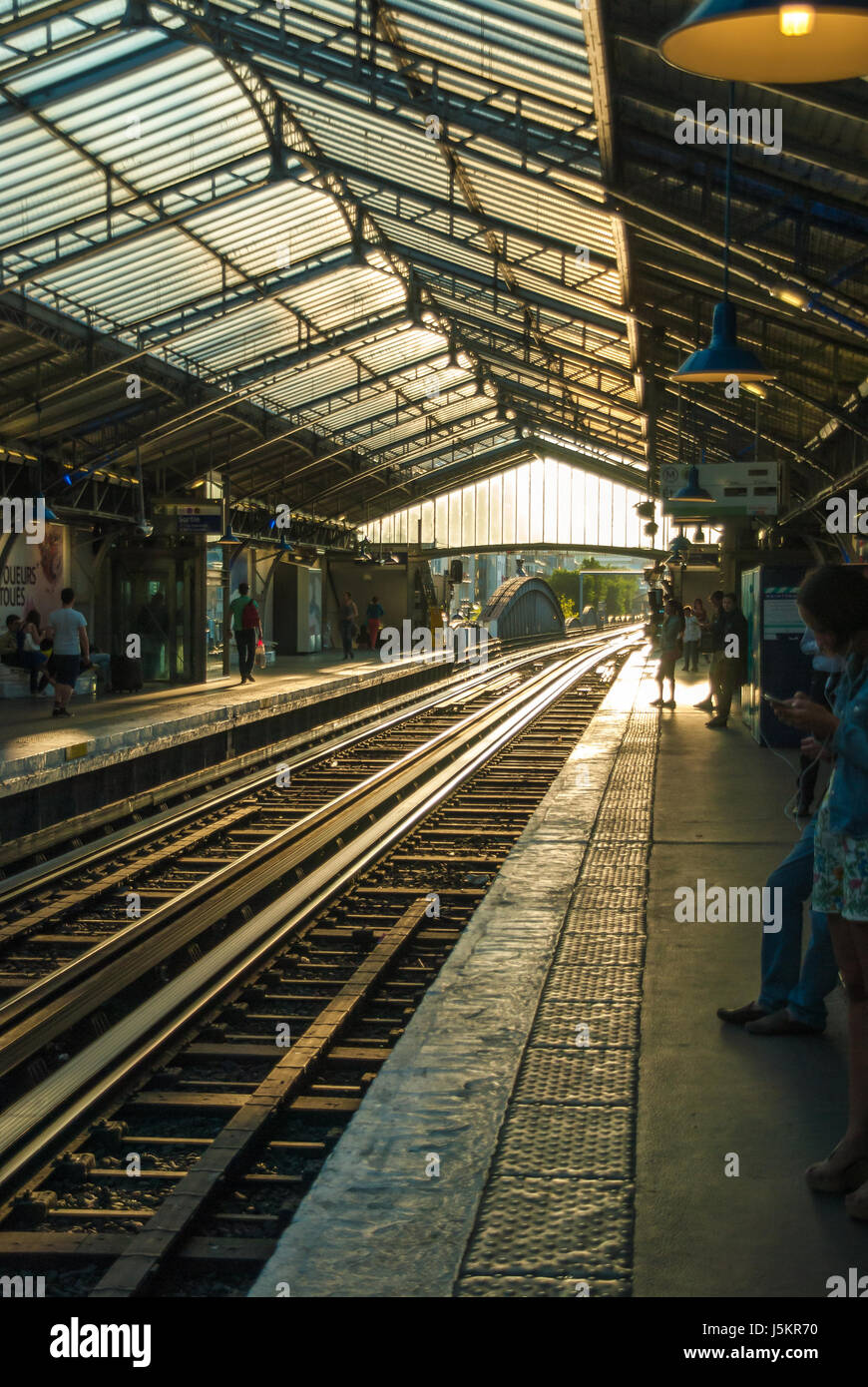 Ancien Tramway métro station in Paris coucher de soleil soir Banque D'Images