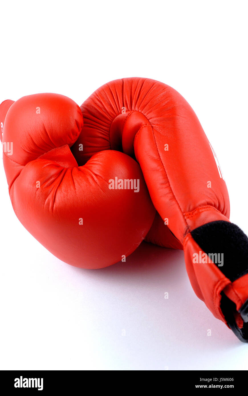 Gant en cuir sport sport Le sport de compétition de boxe Boxing glove box-boîtes rouges Banque D'Images