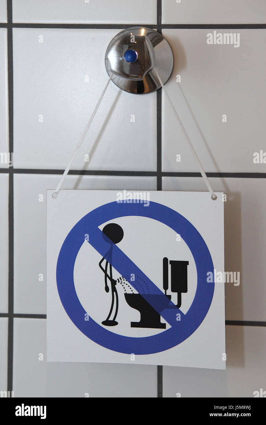 Inscrivez-bleu de côté toilettes truc vous alerte ban mis assis s'asseoir l'urine Banque D'Images Inscrivez-bleu de côté toilettes truc vous alerte ban mis assis s'asseoir l'urine Banque D'Images