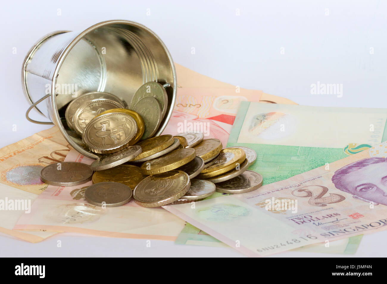 L'argent de Singapour dans un seau. Banque D'Images