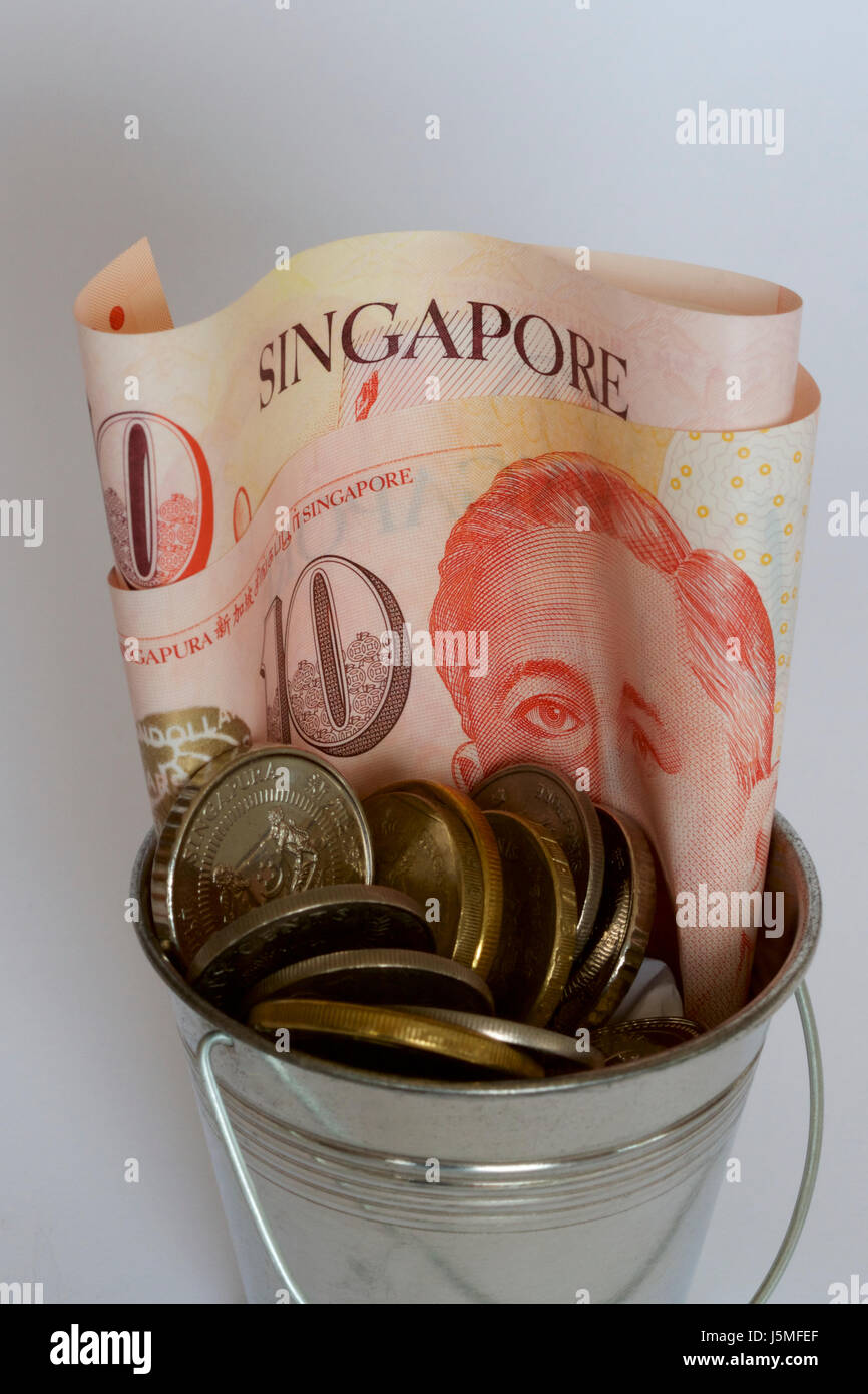 L'argent de Singapour dans un seau. Banque D'Images