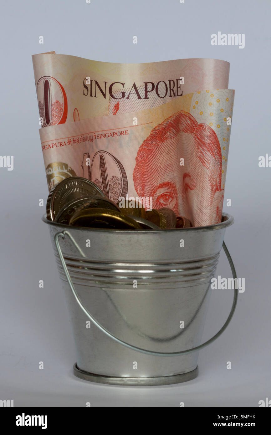 L'argent de Singapour dans un seau. Banque D'Images