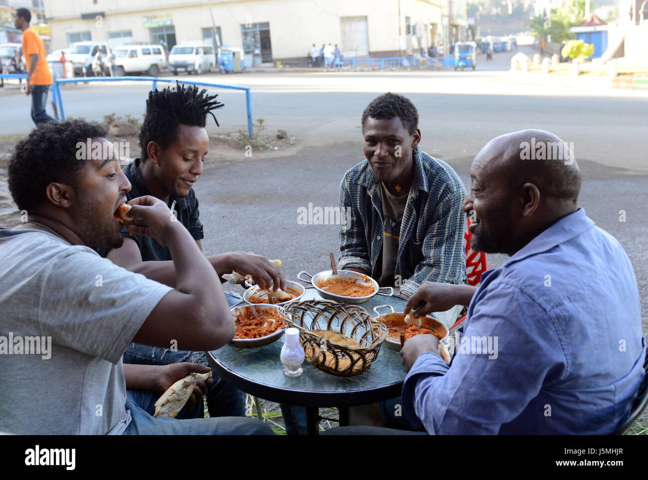 Amis éthiopiens bénéficiant d'une faute, repas dans le centre de Gondar, en Éthiopie. Banque D'Images
