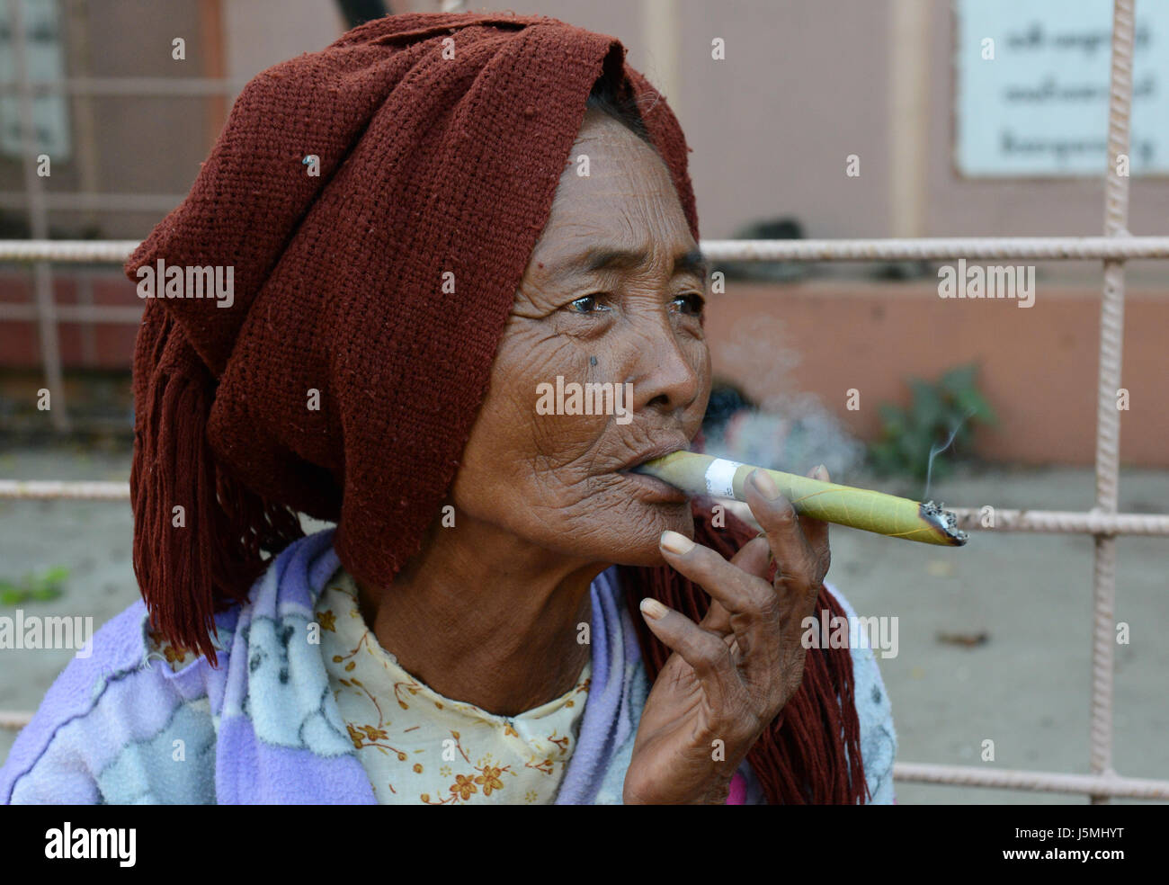 Une femme birmane fumeurs un cheroot. Banque D'Images