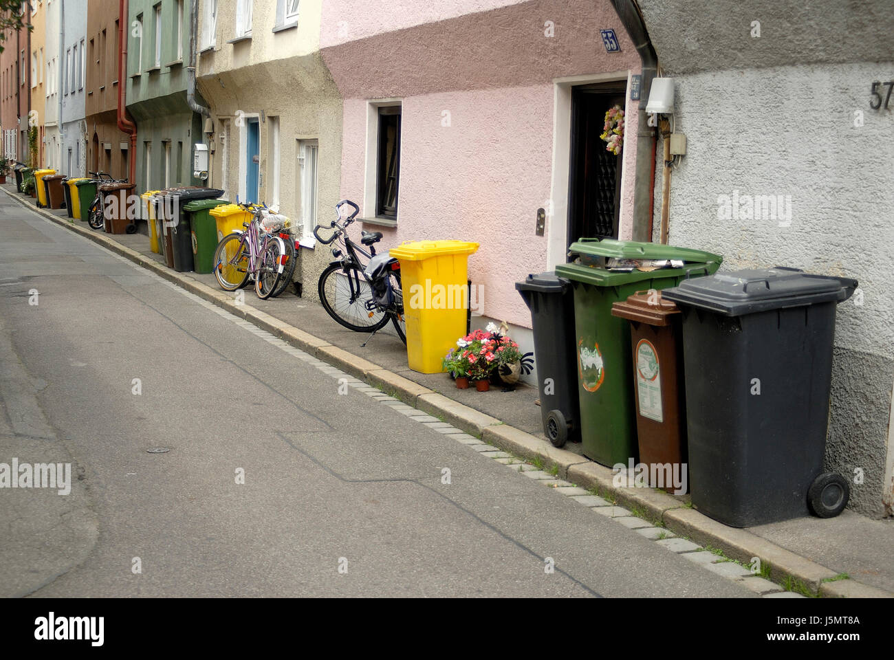 Alley avec poubelles Banque D'Images